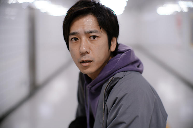 自分の人生の迷いと向き合う前の迷う男
