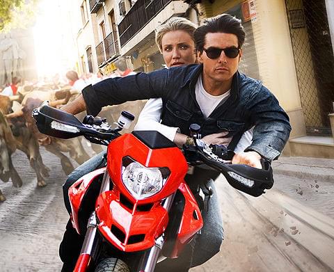 ロイとジューンが繰り広げる激しいバイクアクション