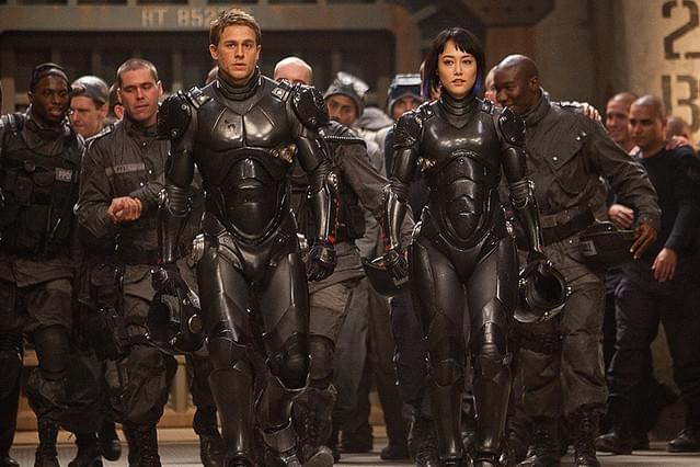 ジプシー・デンジャーのパイロットとなったローリーと森マコ