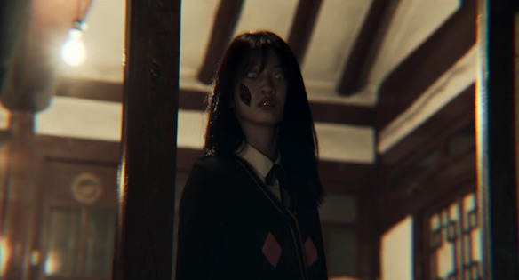 『第8日の夜』魔物に取り憑かれ、白く濁った目と傷ついた顔を見せる女子高生