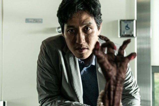 『第8日の夜』異様に変わり果てた遺体を調べ、連続変死事件の謎を追うホテ刑事
