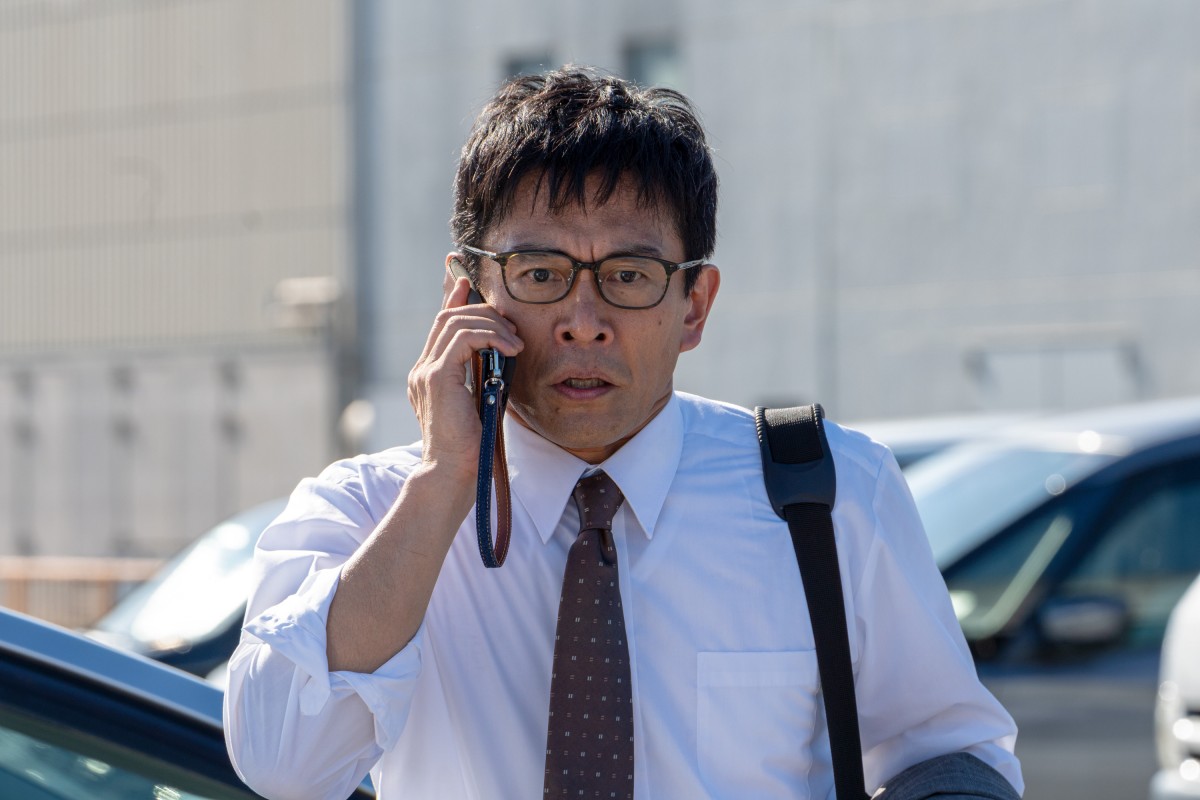 気弱な公務員と天才詐欺師。電話のやり取りにも、対照的な二人の性格が表れる 電話でやり取りする気弱な税務署員・熊沢と天才詐欺師・氷室